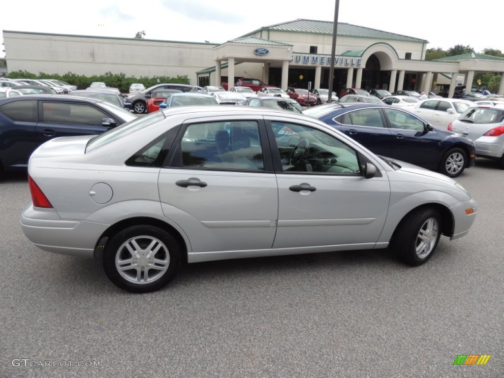 2003 Focus SE Sedan - CD Silver Metallic / Medium Graphite photo #8