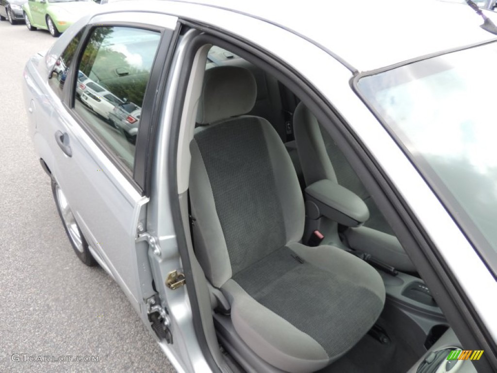 2003 Focus SE Sedan - CD Silver Metallic / Medium Graphite photo #9