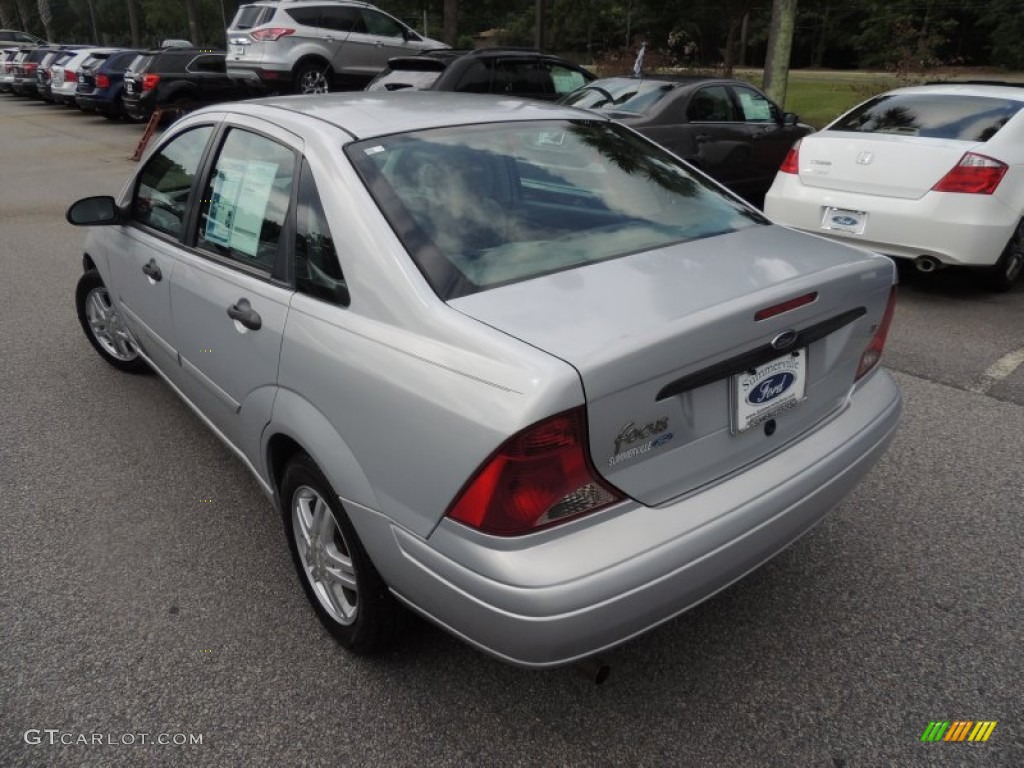 2003 Focus SE Sedan - CD Silver Metallic / Medium Graphite photo #15