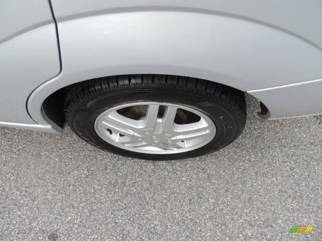 2003 Focus SE Sedan - CD Silver Metallic / Medium Graphite photo #16