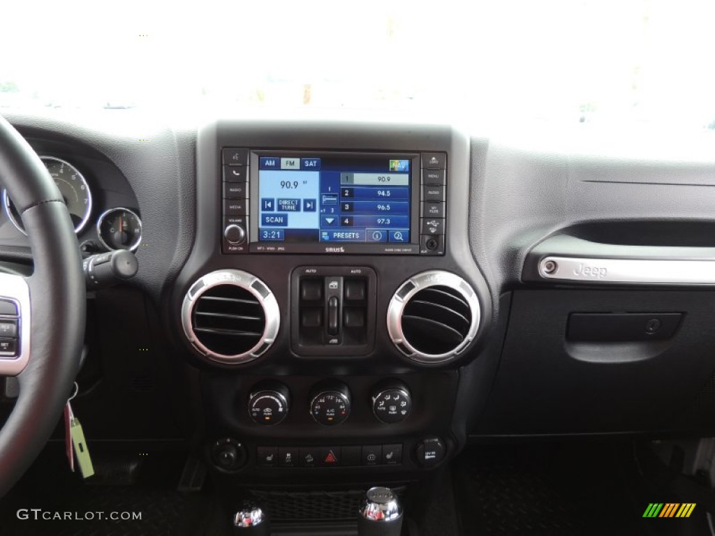 2011 Wrangler Unlimited Sahara 70th Anniversary 4x4 - Bright Silver Metallic / Black/Dark Olive photo #18