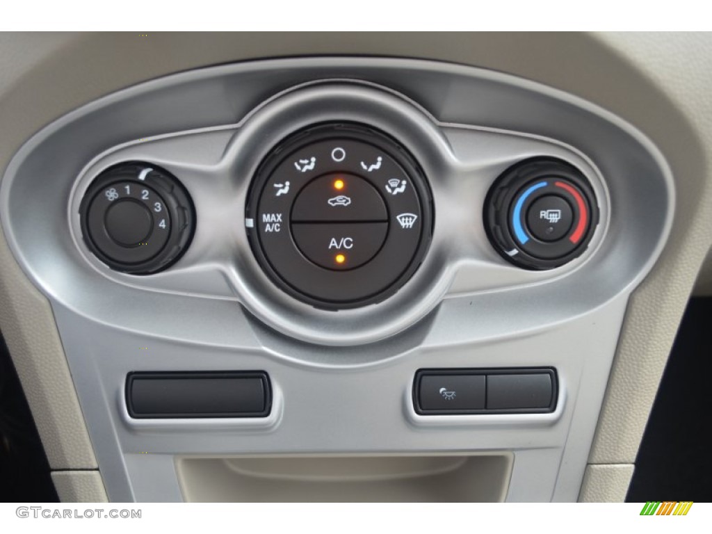 2014 Ford Fiesta SE Hatchback Controls Photos