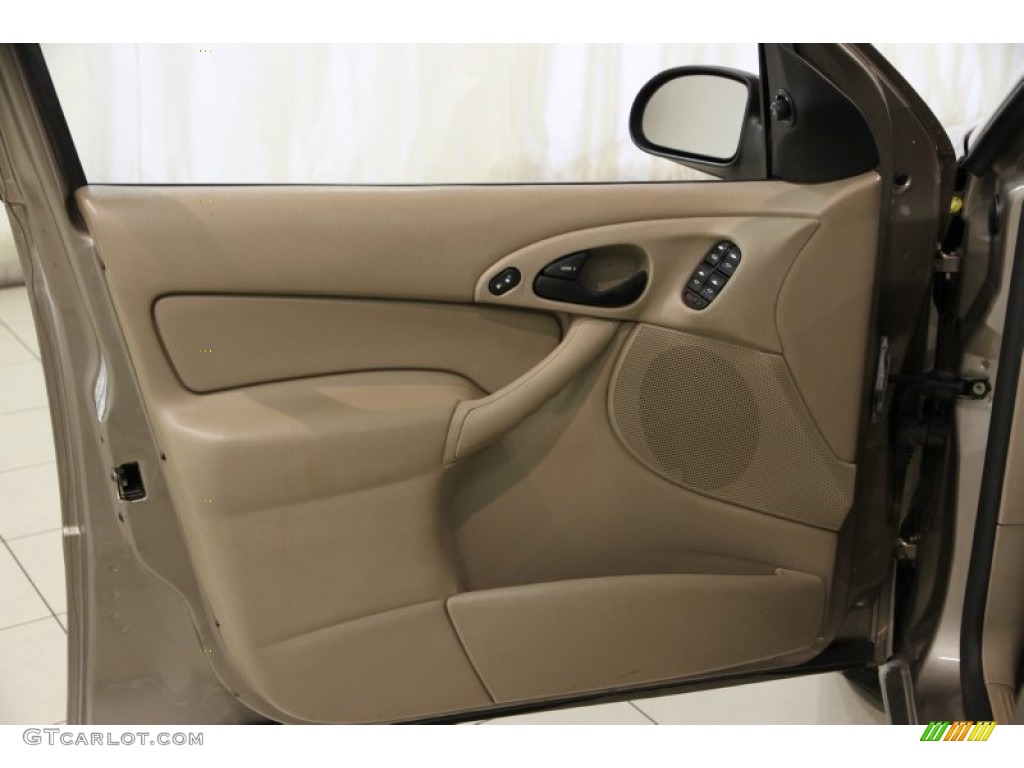 2003 Focus SE Wagon - Arizona Beige Metallic / Medium Parchment photo #4