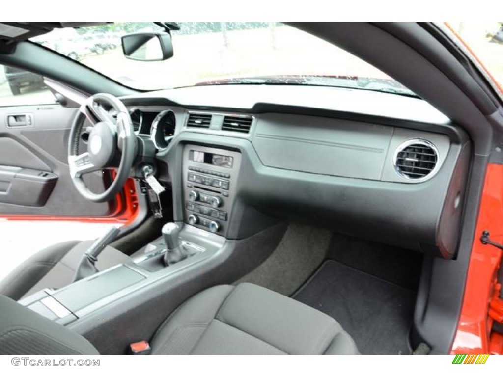 2013 Ford Mustang GT Coupe Dashboard Photos