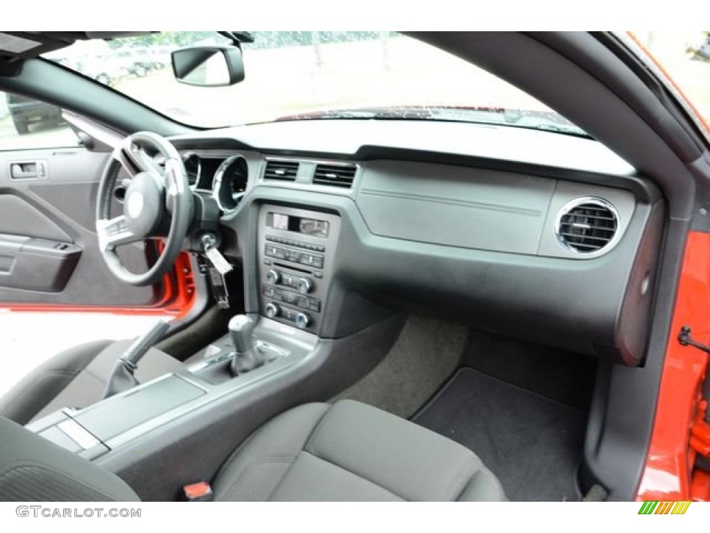 2013 Ford Mustang GT Coupe Charcoal Black Dashboard Photo #84623810