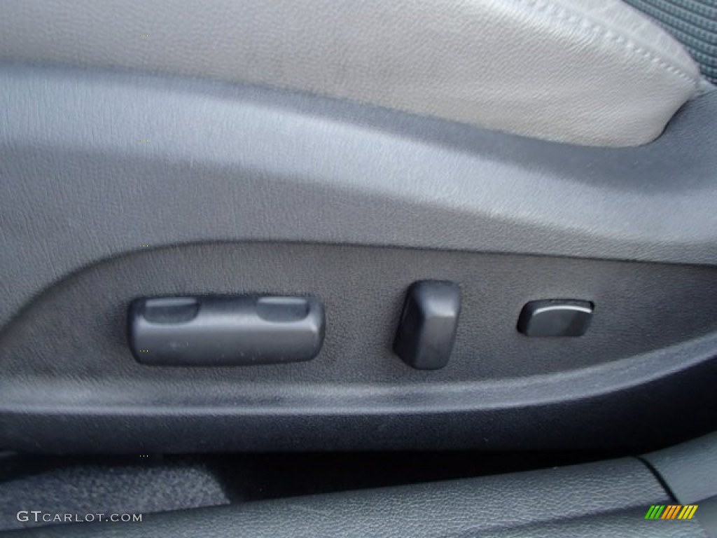 2011 Sonata SE - Radiant Silver / Black photo #15