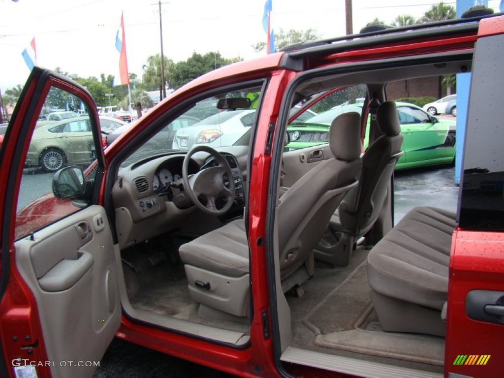 2003 Grand Caravan SE - Inferno Red Tinted Pearl / Taupe photo #9