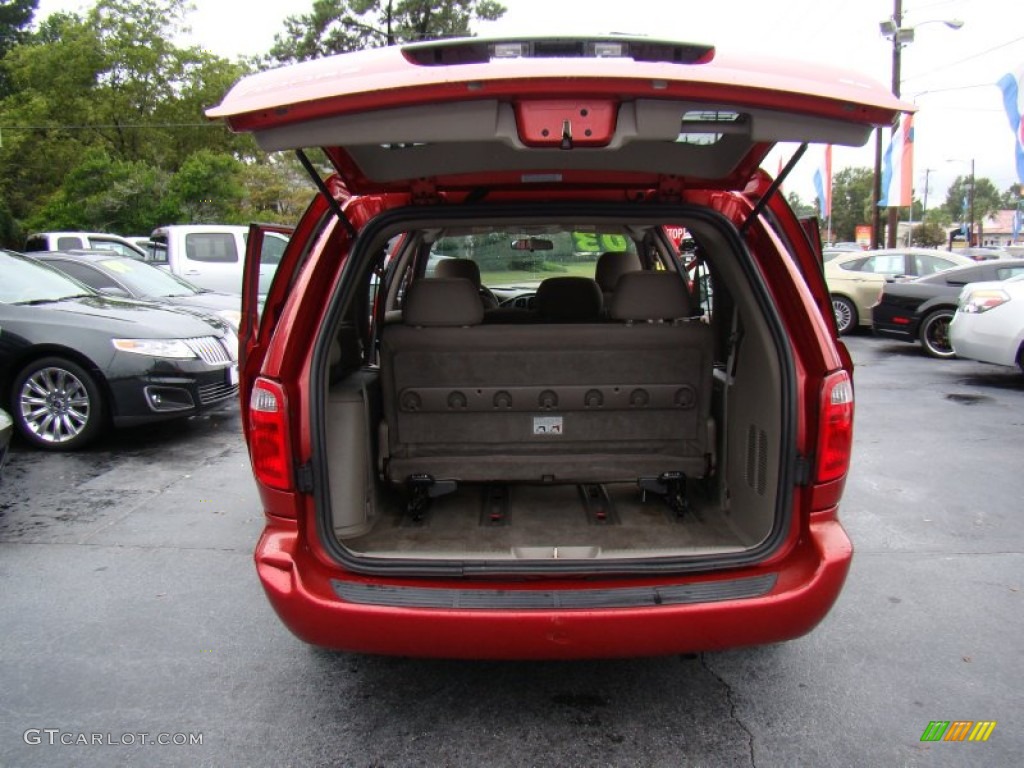 2003 Grand Caravan SE - Inferno Red Tinted Pearl / Taupe photo #13