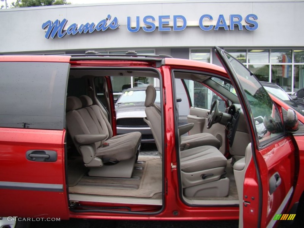 2003 Grand Caravan SE - Inferno Red Tinted Pearl / Taupe photo #16