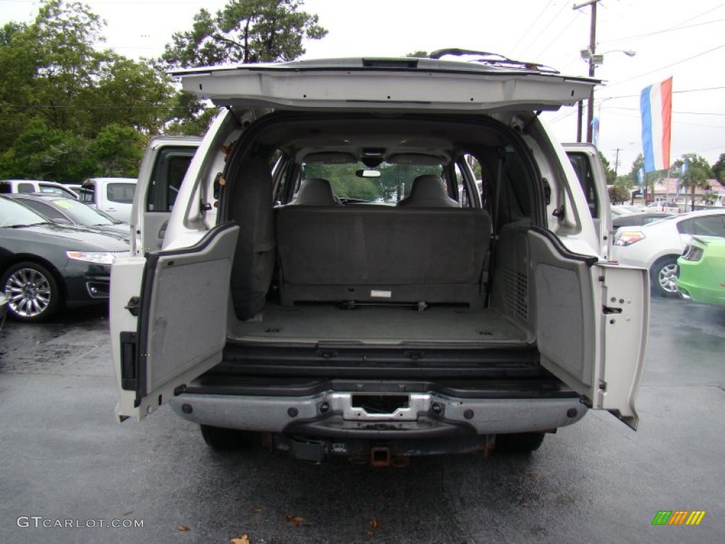 2004 Ford Excursion XLT 4x4 Trunk Photo #84639779
