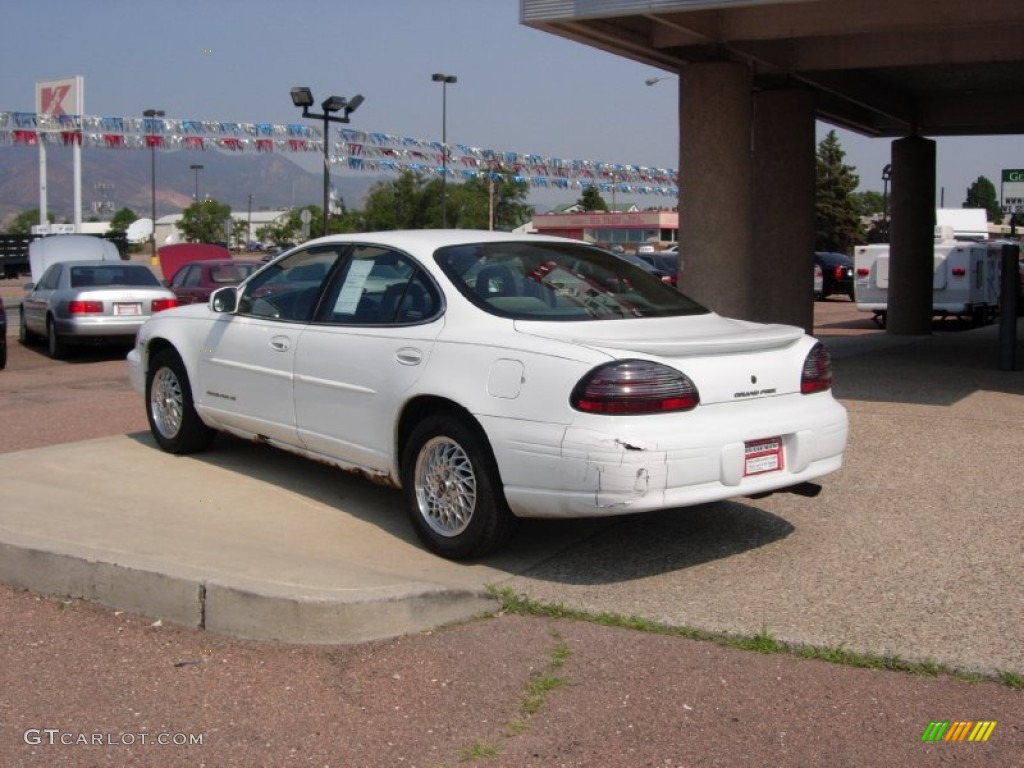 1999 Grand Prix SE Sedan - Arctic White / Graphite photo #9