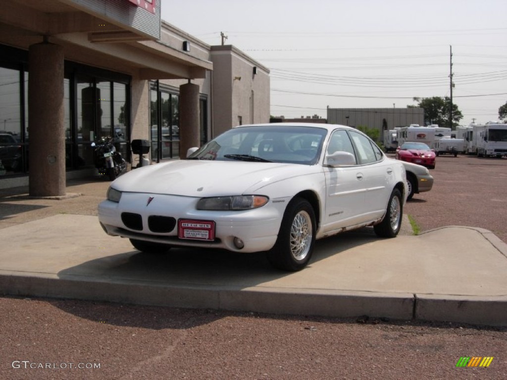 1999 Grand Prix SE Sedan - Arctic White / Graphite photo #16