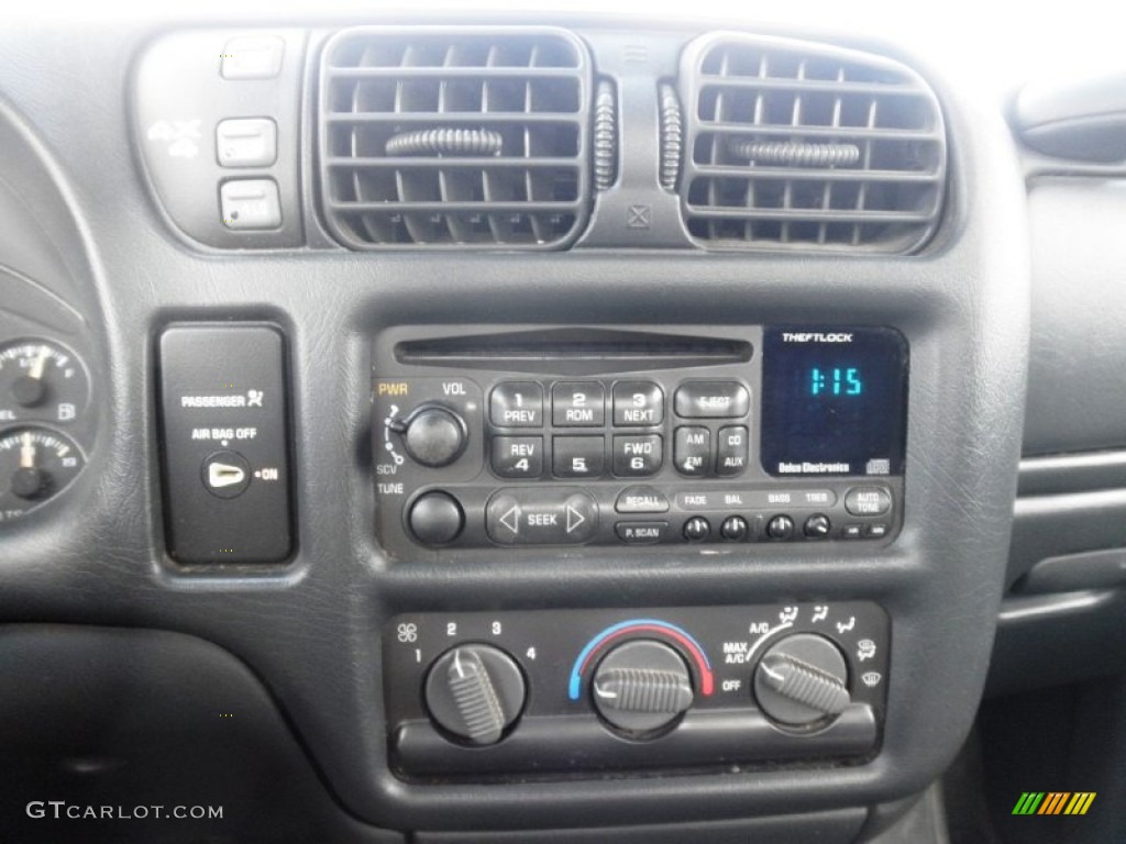2000 Chevrolet S10 LS Regular Cab 4x4 Controls Photo #84672871