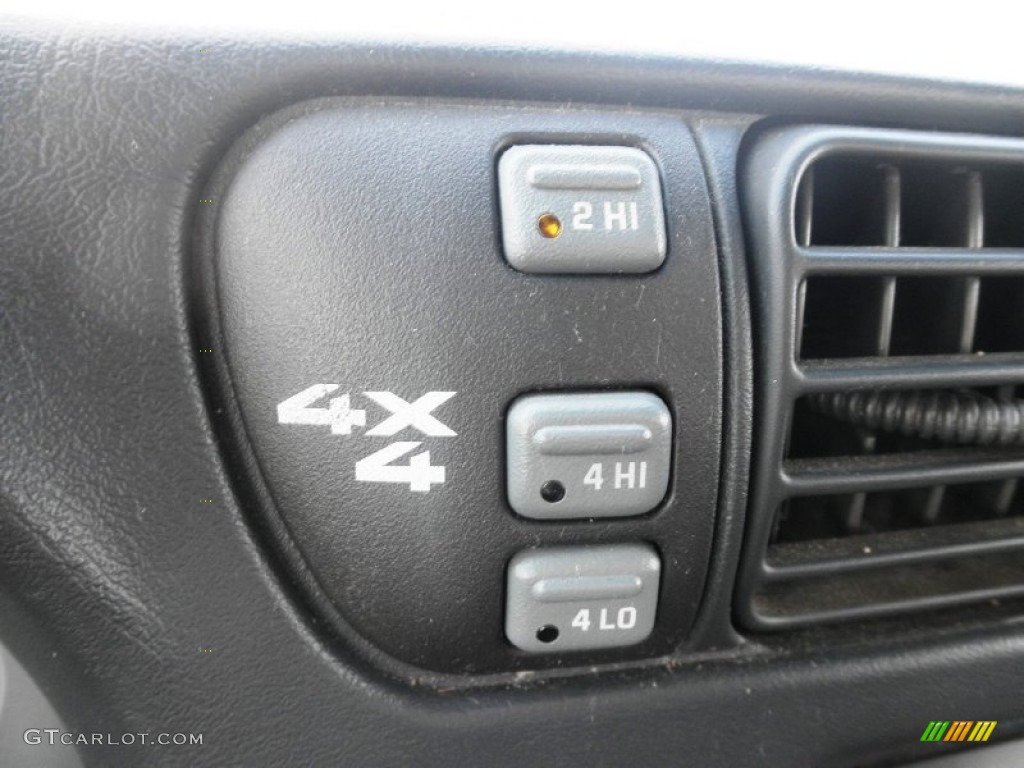 2000 Chevrolet S10 LS Regular Cab 4x4 Controls Photo #84672968