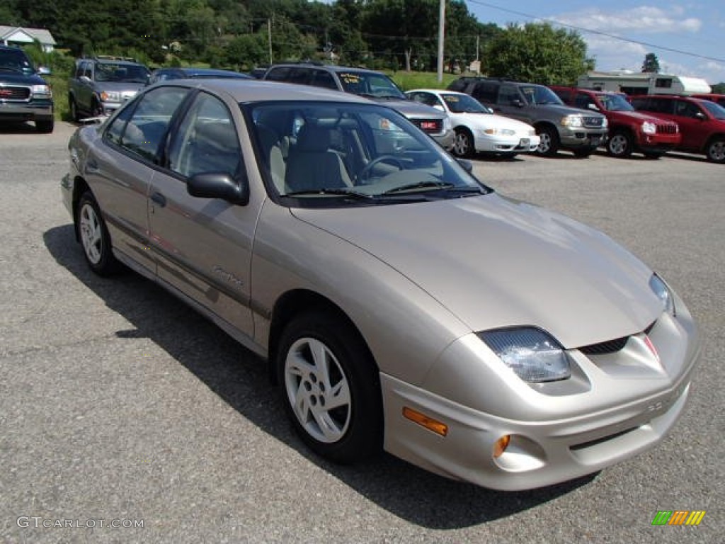 2002 Sunfire SE Sedan - Light Taupe Metallic / Taupe photo #1