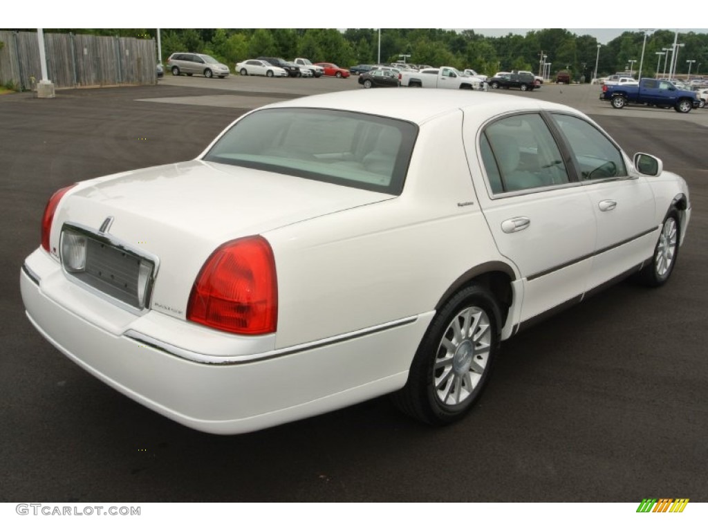 2006 Town Car Signature - Vibrant White / Dove photo #5