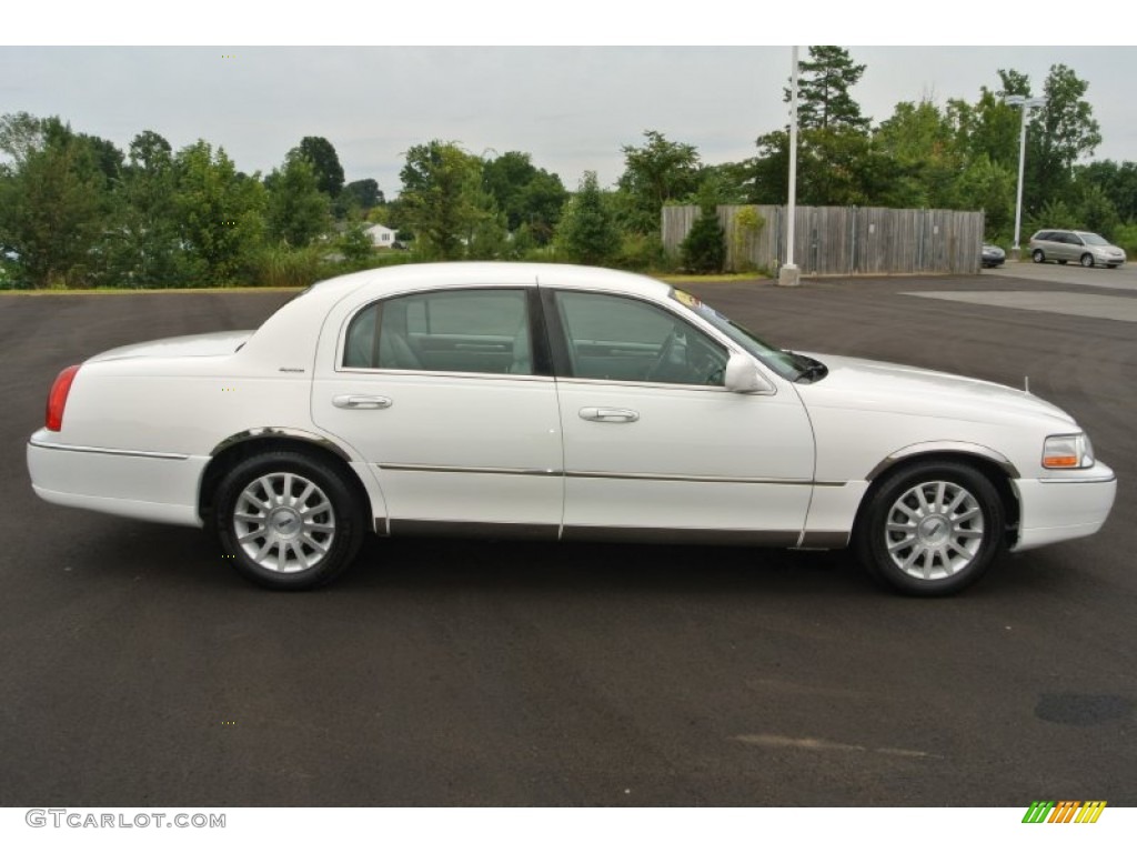 2006 Town Car Signature - Vibrant White / Dove photo #6