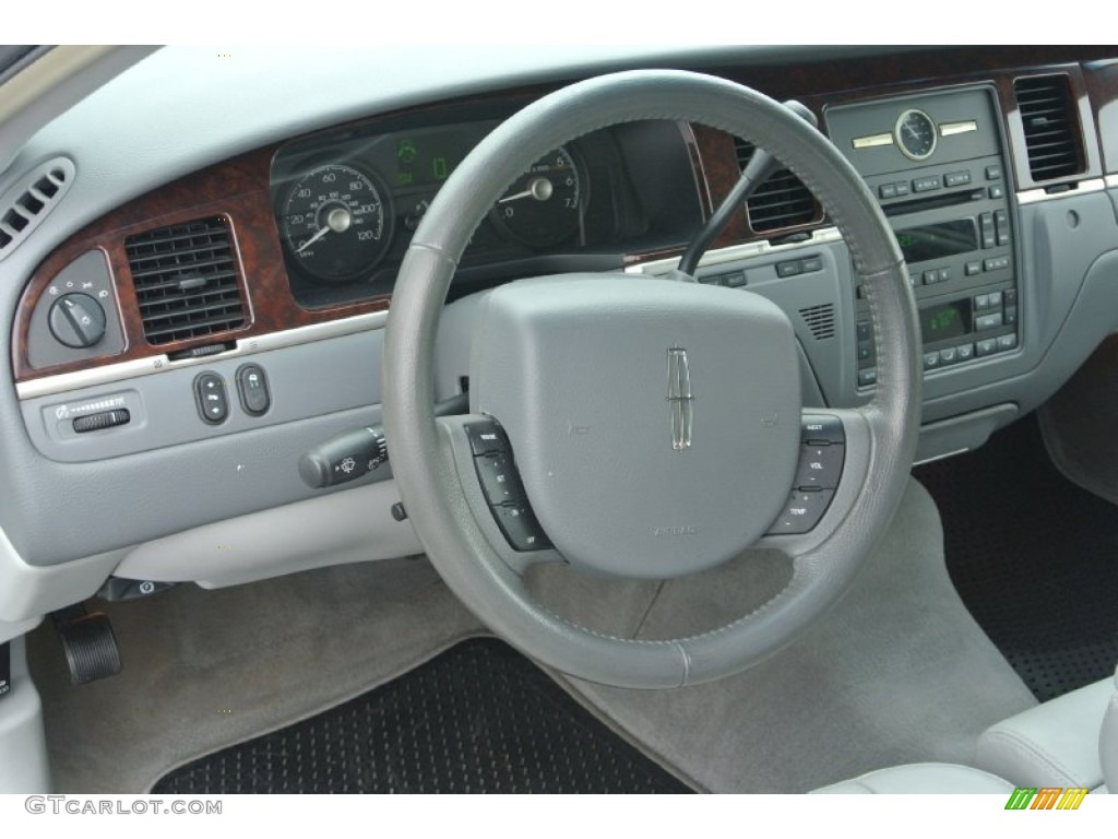 2006 Town Car Signature - Vibrant White / Dove photo #24