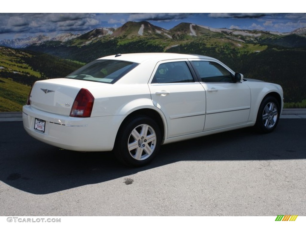 2005 300 Touring AWD - Cool Vanilla / Dark Slate Gray/Medium Slate Gray photo #3