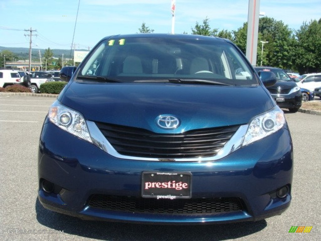 2011 Sienna LE - South Pacific Blue Pearl / Light Gray photo #2
