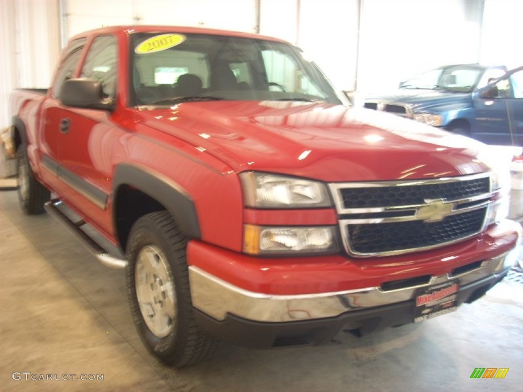 2007 Silverado 1500 Classic Z71 Extended Cab 4x4 - Victory Red / Dark Charcoal photo #22