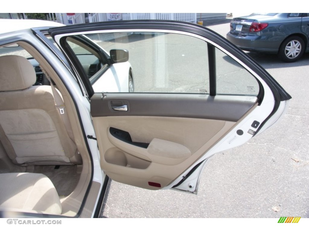 2005 Accord DX Sedan - Taffeta White / Ivory photo #20