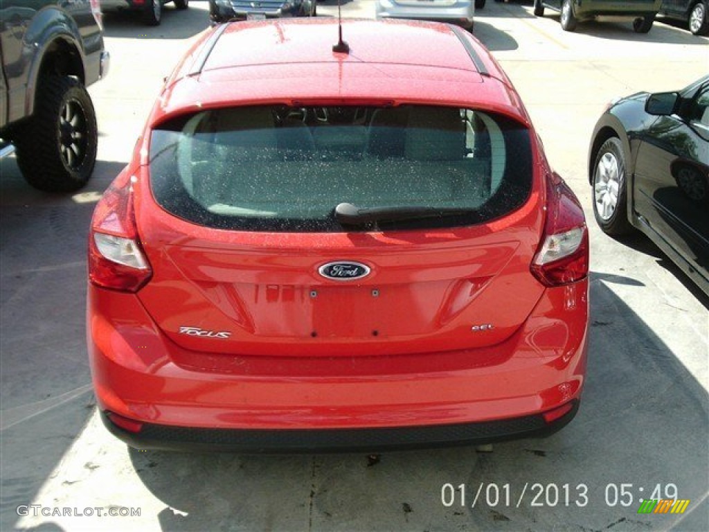 2012 Focus SEL 5-Door - Race Red / Stone photo #4