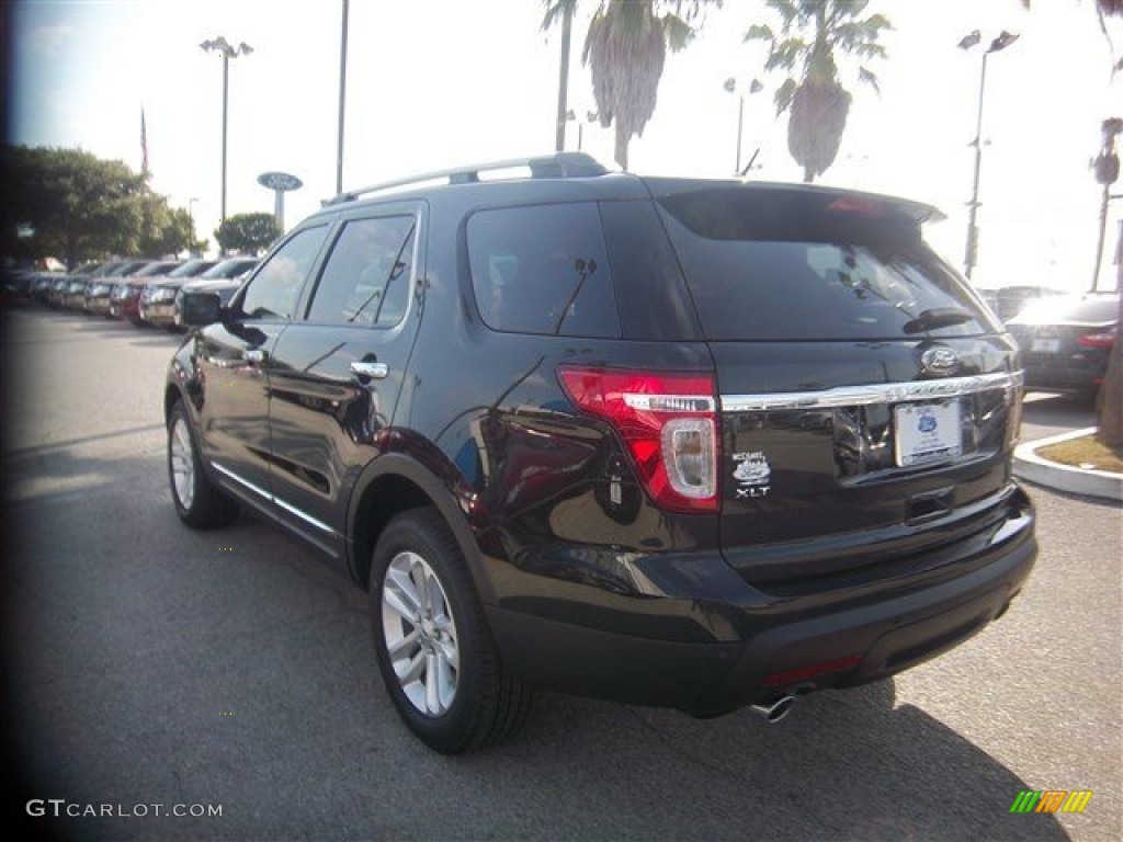2014 Explorer XLT - Tuxedo Black / Medium Light Stone photo #3