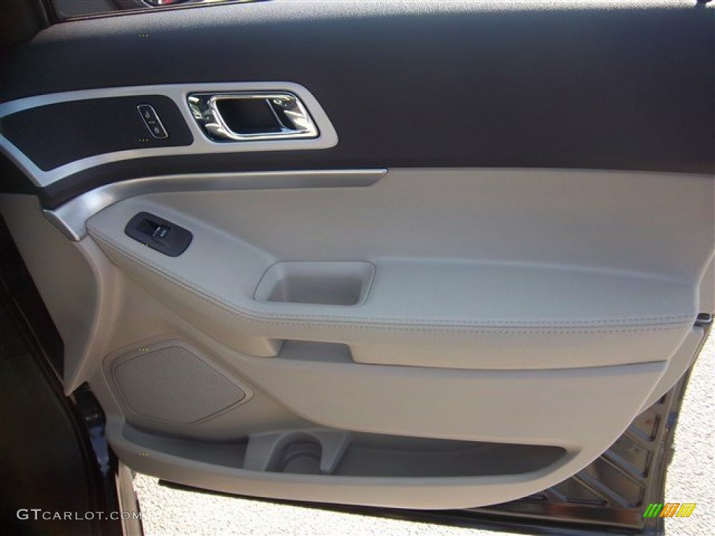 2014 Explorer XLT - Tuxedo Black / Medium Light Stone photo #8
