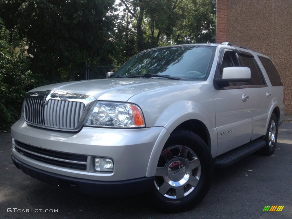 2005 Navigator Luxury 4x4 - Satellite Silver Metallic / Dove Grey photo #1