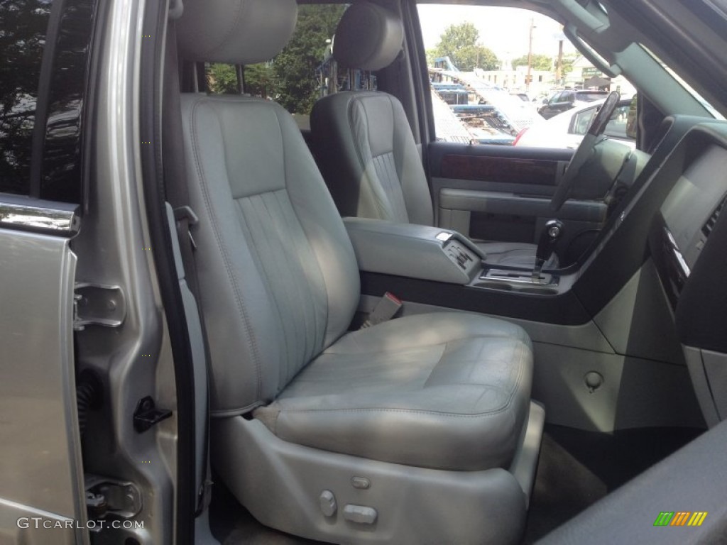 2005 Navigator Luxury 4x4 - Satellite Silver Metallic / Dove Grey photo #31