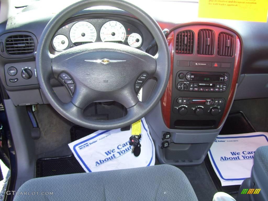 2005 Town & Country LX - Midnight Blue Pearl / Medium Slate Gray photo #13