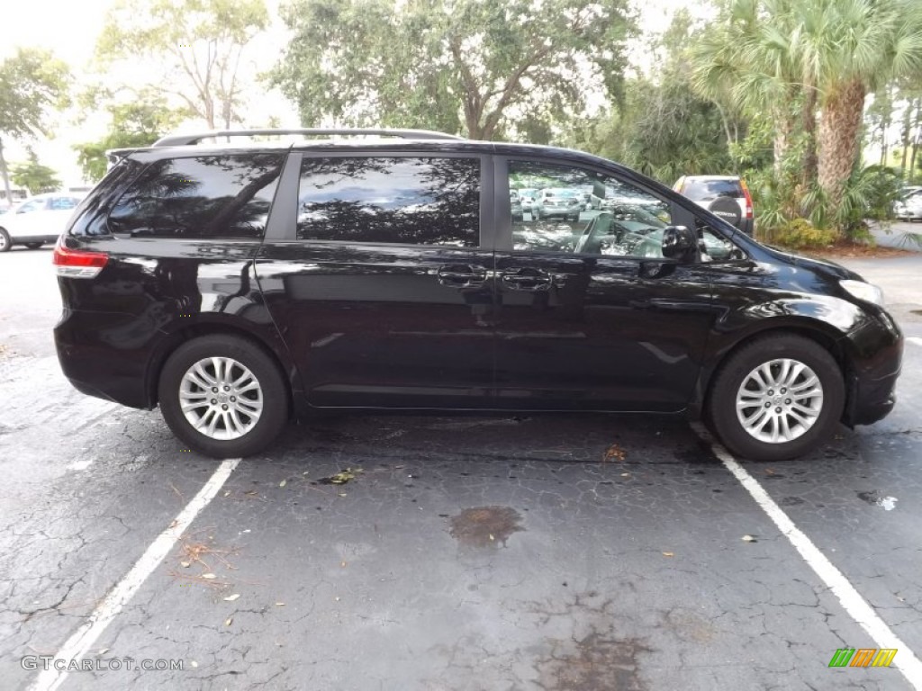 2011 Sienna XLE - Black / Light Gray photo #5