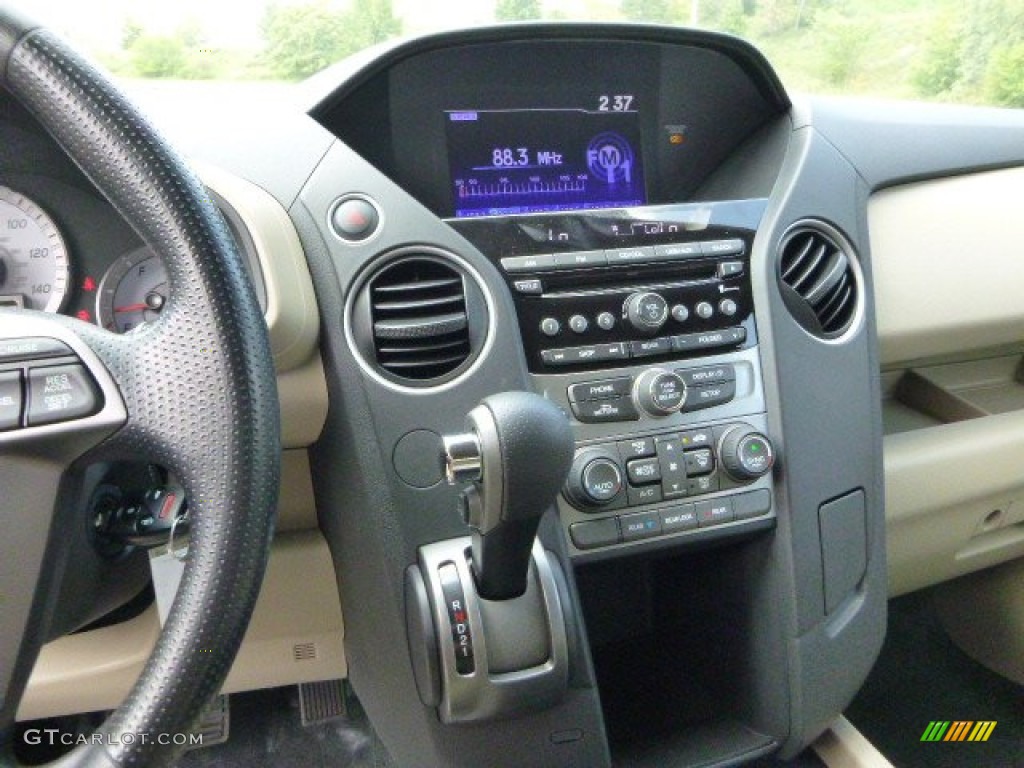 2013 Honda Pilot LX Controls Photos