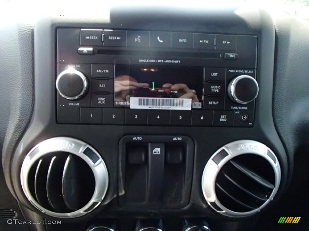 2014 Jeep Wrangler Rubicon 4x4 Audio System Photo #84768077