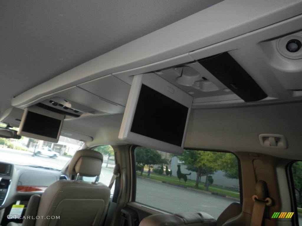 2014 Chrysler Town & Country Touring-L Entertainment System Photo #84775589