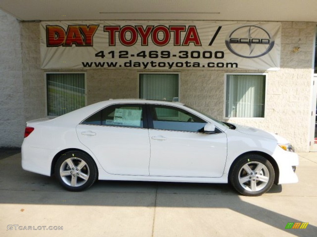 2013 Camry SE - Super White / Black/Ash photo #2