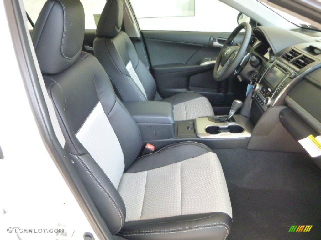 2013 Camry SE - Super White / Black/Ash photo #9