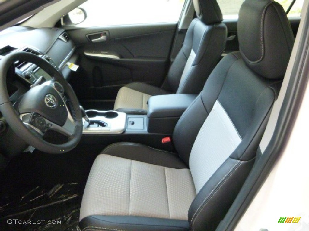 2013 Camry SE - Super White / Black/Ash photo #13