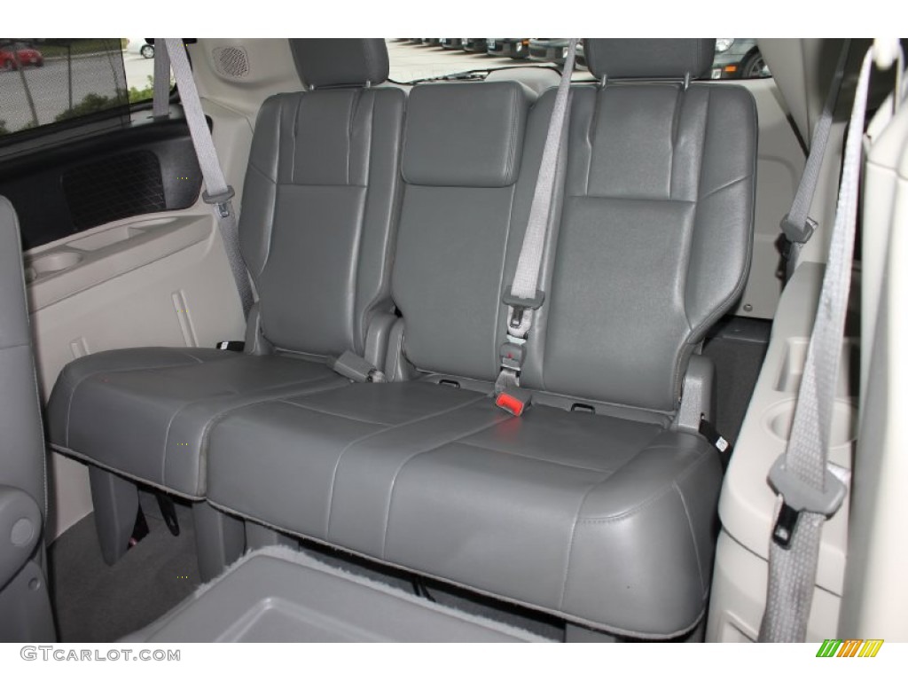 2011 Routan SE - Deep Claret Red Metallic / Aero Gray photo #36