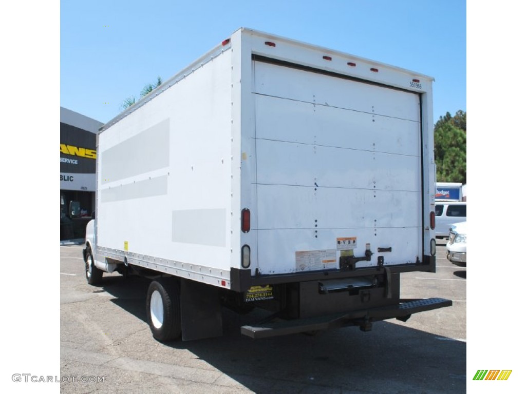 2005 Savana Cutaway 3500 Commercial Moving Truck - Summit White / Pewter photo #7