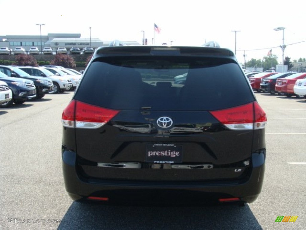 2011 Sienna LE - Black / Bisque photo #5