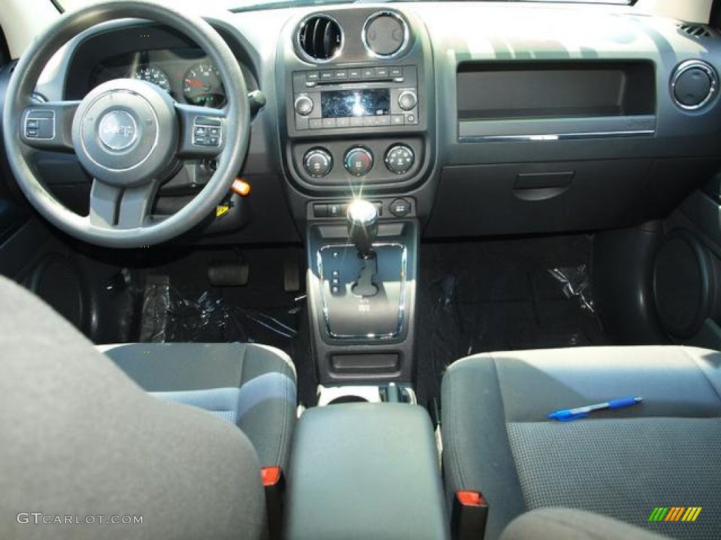 2012 Compass Sport - Rescue Green Metallic / Dark Slate Gray photo #9