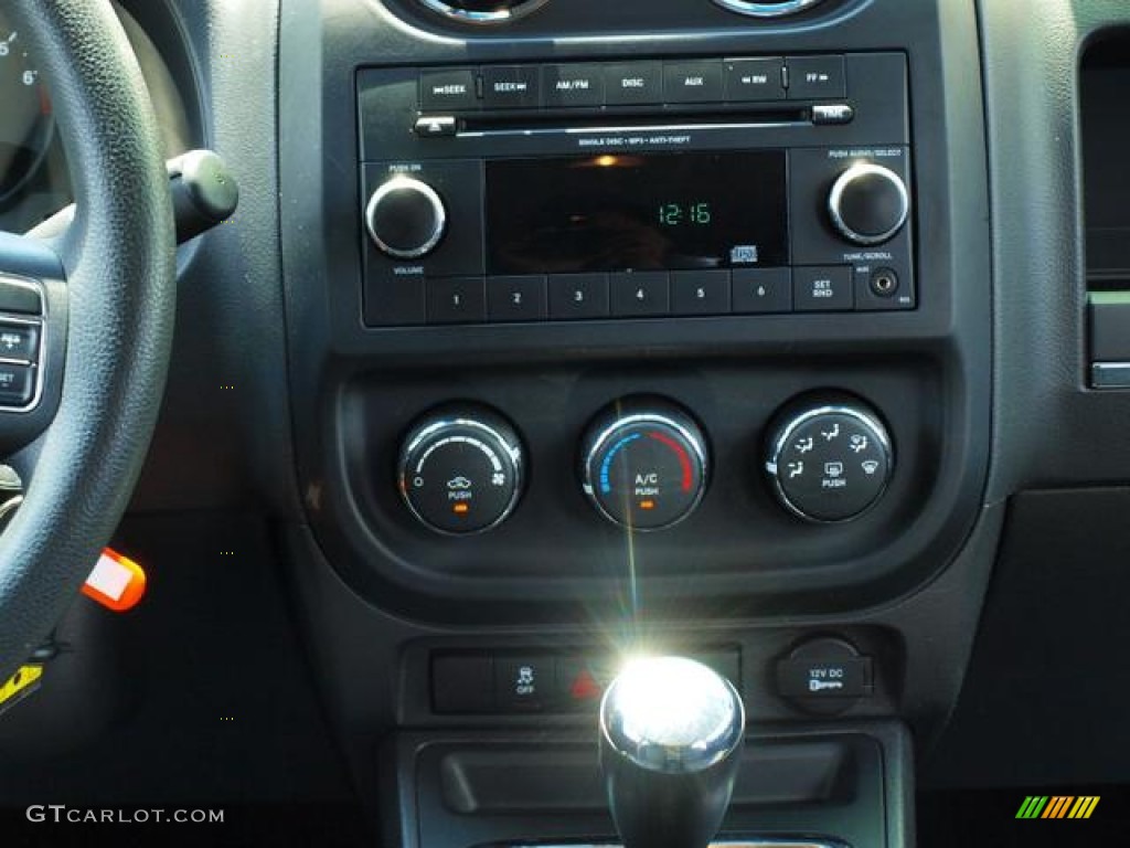 2012 Compass Sport - Rescue Green Metallic / Dark Slate Gray photo #11