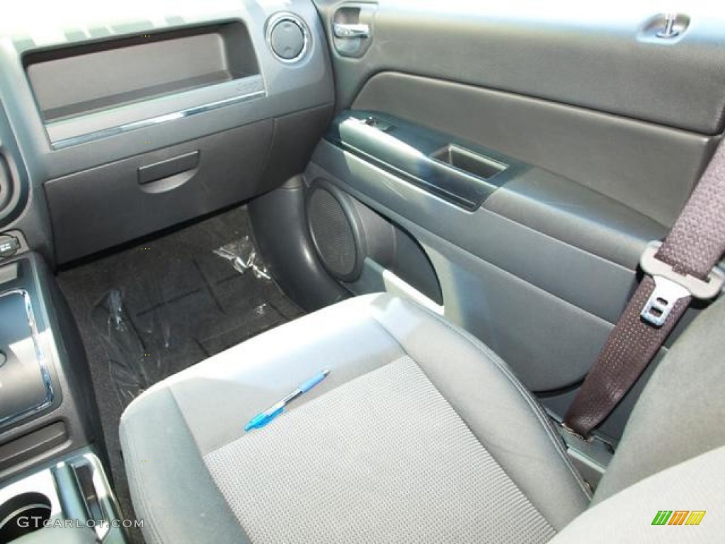 2012 Compass Sport - Rescue Green Metallic / Dark Slate Gray photo #12