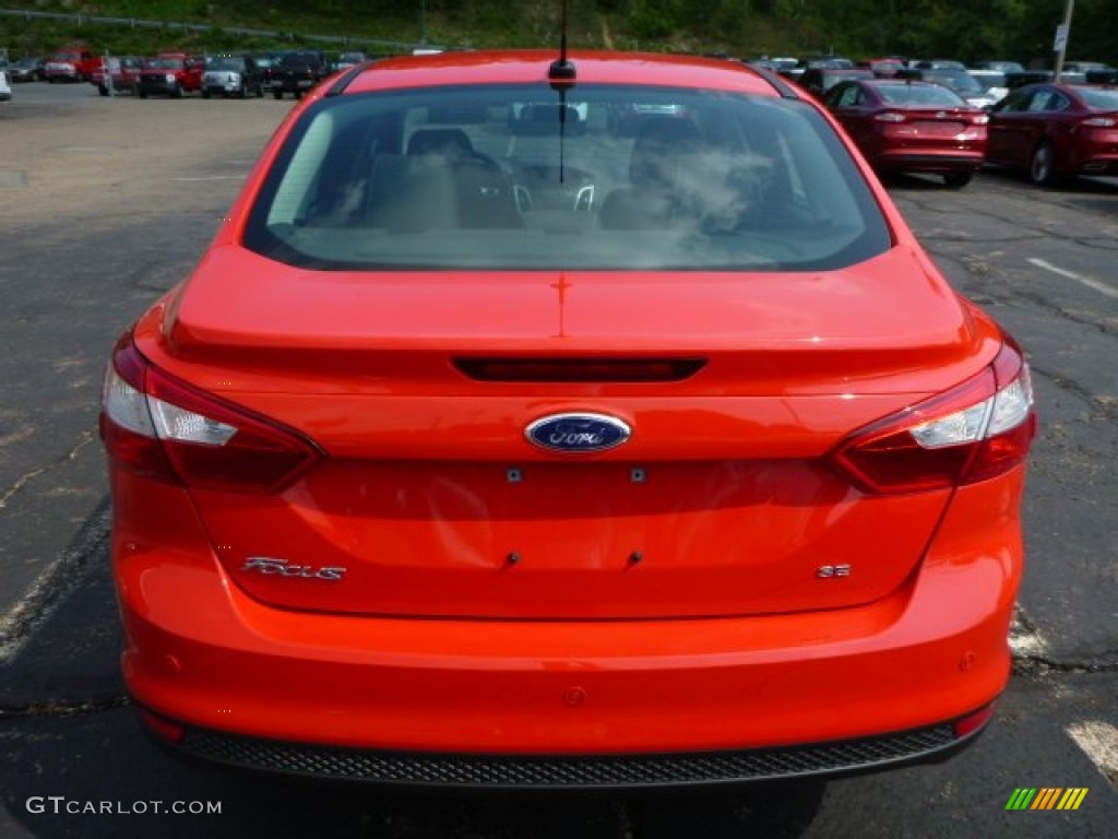 2014 Focus SE Sedan - Race Red / Medium Light Stone photo #3