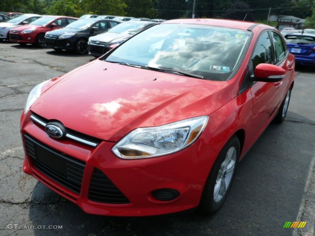 2014 Focus SE Sedan - Race Red / Medium Light Stone photo #5