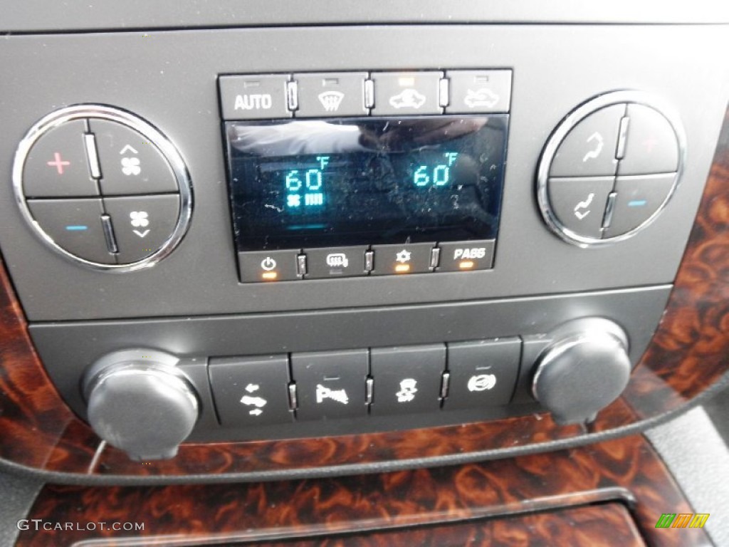 2014 GMC Sierra 3500HD Denali Crew Cab 4x4 Controls Photo #84822366