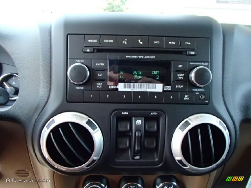 2014 Jeep Wrangler Unlimited Sahara 4x4 Controls Photo #84837172
