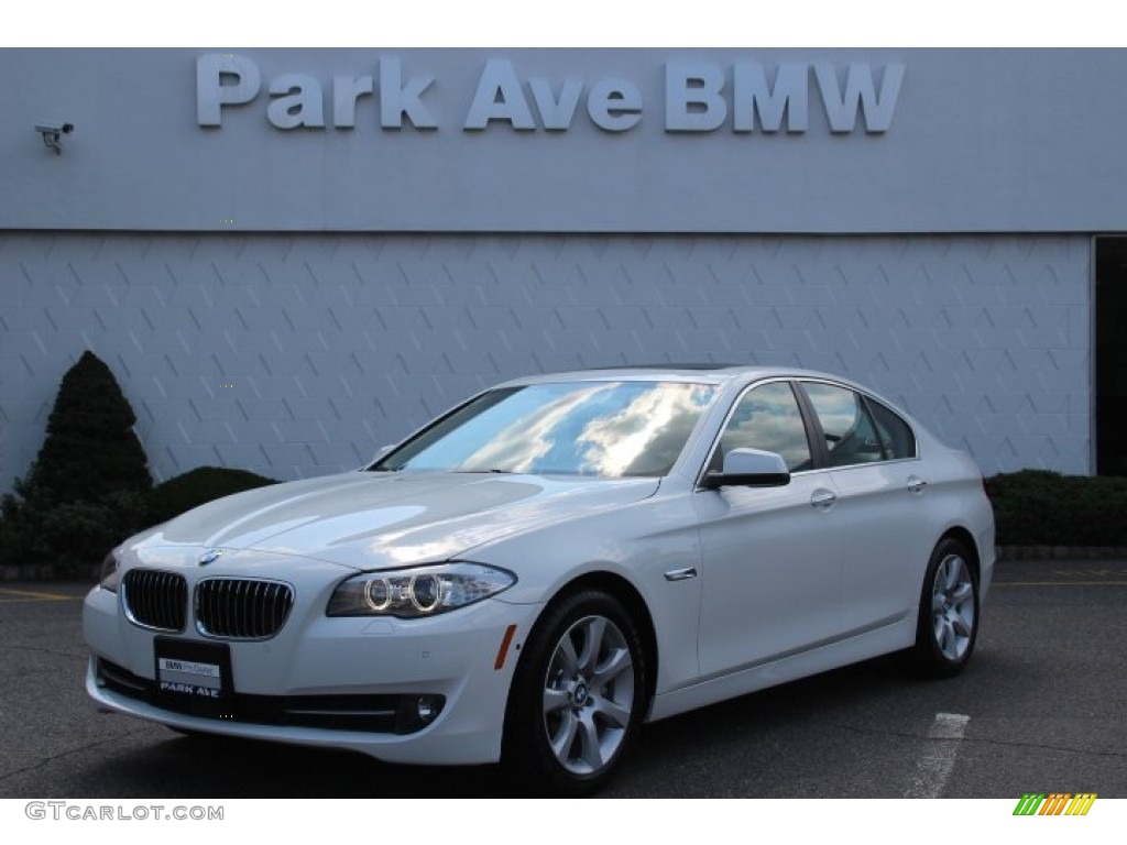 2013 5 Series 550i xDrive Sedan - Alpine White / Oyster/Black photo #1